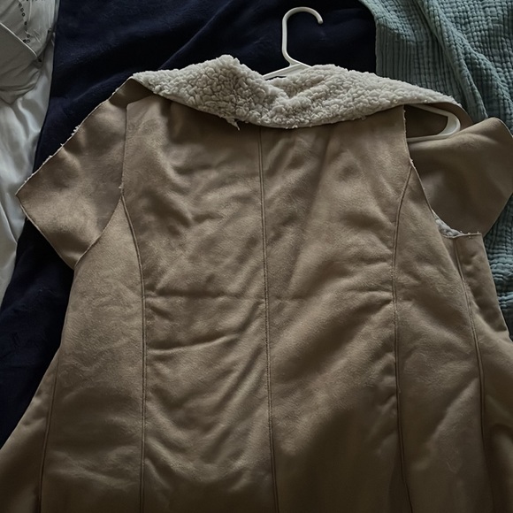 Cute fuzzy vest - Picture 2 of 2